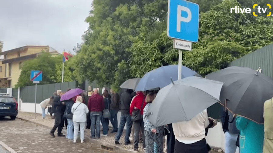 VIDEO Alegeri pe ploaie la Lisabona: moldovenii din Portugalia stau la coadă pentru a-și decide viitorul