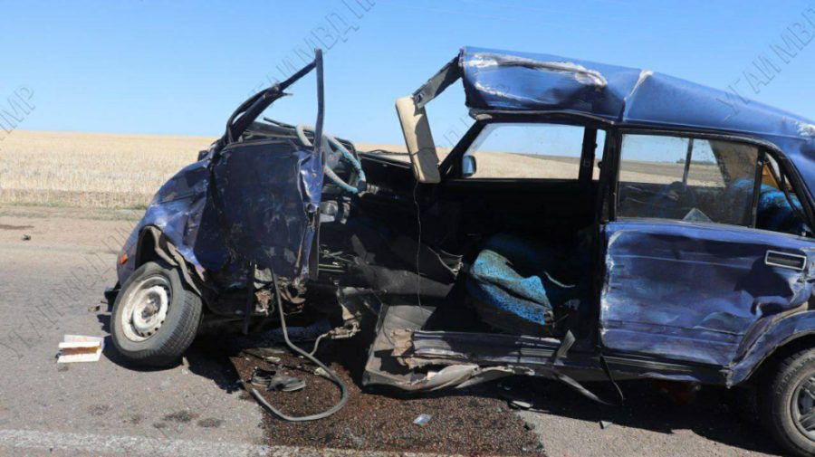FOTO, VIDEO Un Mercedes și un VAZ s-au lovit grav în Stânga Nistrului. Două persoane, rănite grav