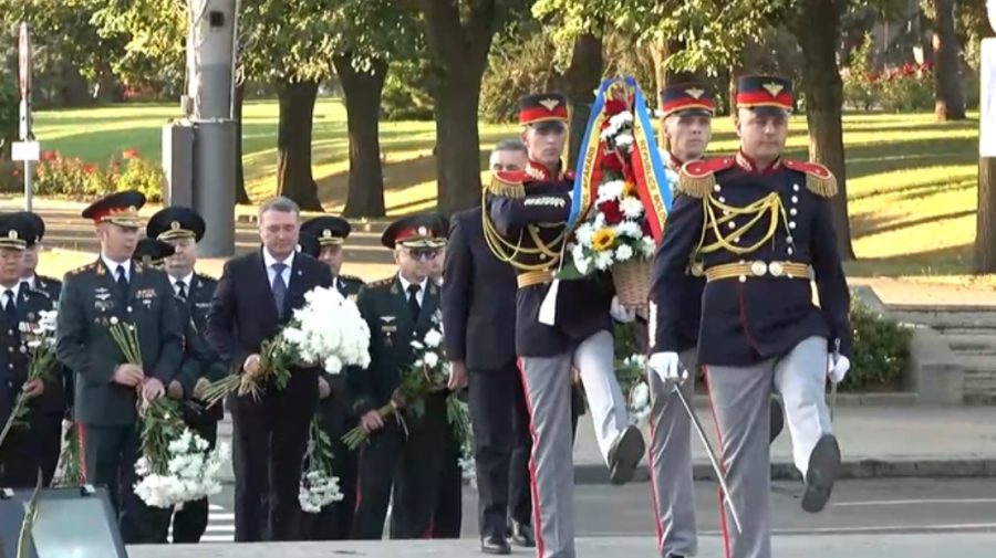 VIDEO Ziua Armatei Naționale: Depuneri de flori la monumentul lui Ștefan cel Mare și Sfânt