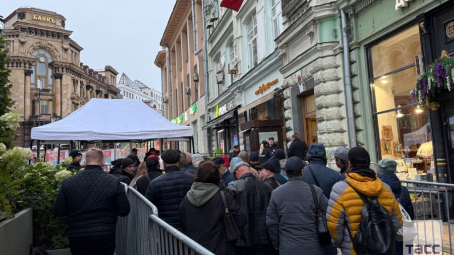 FOTO Moldovenii din Rusia au ieșit la vot! Cetățenii sunt întâmpinați cu ceai fierbinte