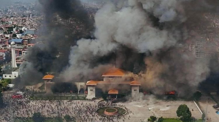 VIDEO Proteste violente în Nepal, față de interdicția rețelelor de socializare. Premierul a demisionat