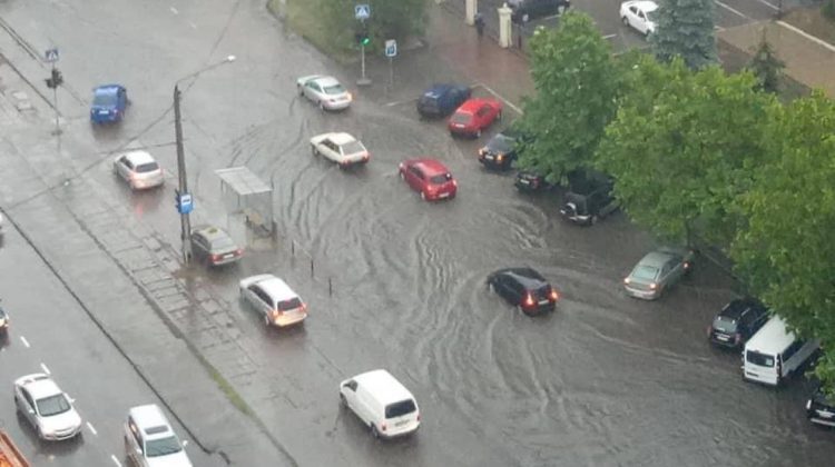 VIDEO Odesa sub ape. Într-o noapte a plouat cât într-o lună