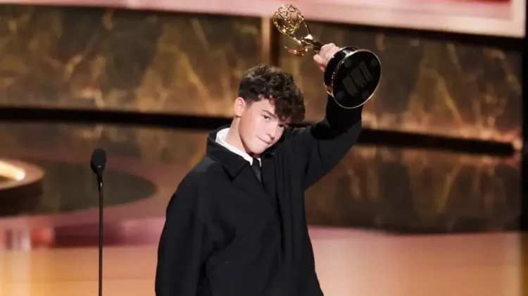 Serialul „Adolescence” a dominat Premiile Emmy 2025. La 15 ani, Owen Cooper a devenit cel mai tânăr laureat al galei
