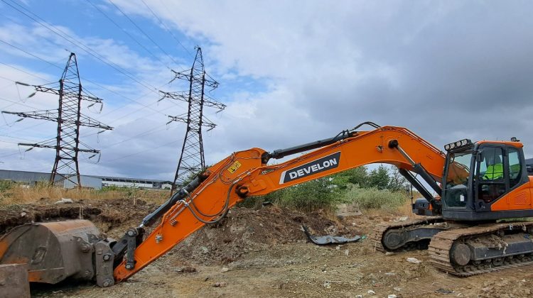 Săpături ilegale sub tensiune: muncitori, la un pas de electrocutare