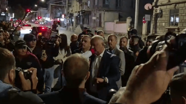 VIDEO Dodon cu susținătorii săi s-au adunat la CEC: ”Ne vom apăra voturile!”
