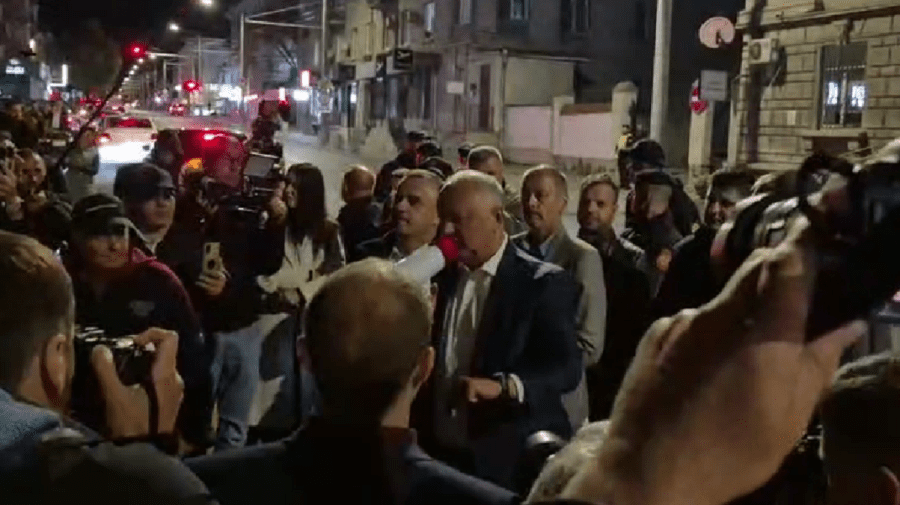 VIDEO Dodon cu susținătorii săi s-au adunat la CEC: ”Ne vom apăra voturile!”