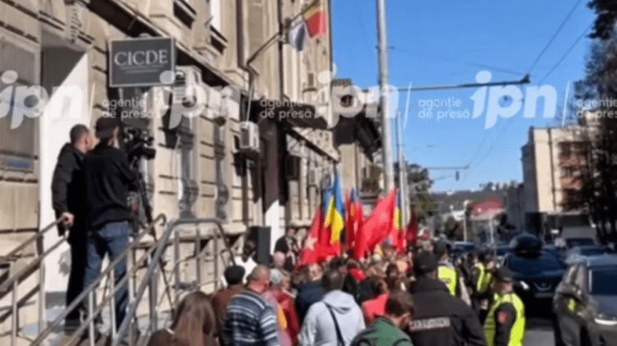VIDEO Simpatizanții Blocului Patriotic protestează la CEC în susținerea Irinei Vlah