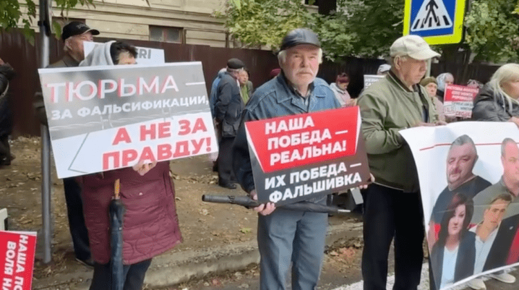 VIDEO Protest sub pereții închisorii: Oamenii lui Șor au scos zeci de manifestanți lângă penitenciarul 13