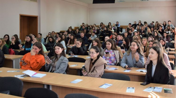 Tot mai mulți tineri aleg să studieze acasă. Cu 7% mai mulți studenți admiși în 2025