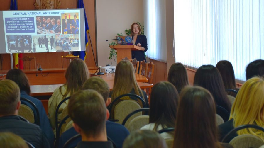 FOTO Studenții Facultății de Drept a USM, mai aproape de lupta anticorupție: vizită la CNA