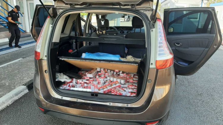 FOTO A crezut că le-a ascuns bine! Un străin a fost prins la frontieră cu peste 28.000 de țigarete