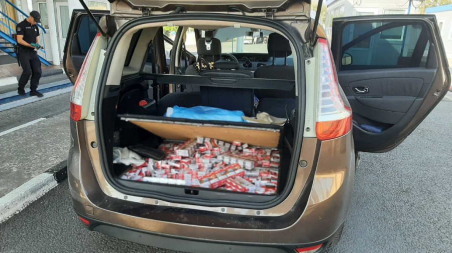 FOTO A crezut că le-a ascuns bine! Un străin a fost prins la frontieră cu peste 28.000 de țigarete
