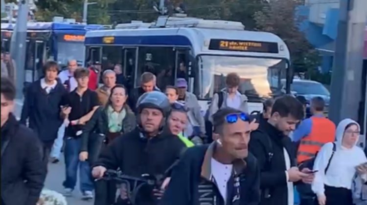 VIDEO Trafic dat peste cap în Centru. Defecțiune pe Ștefan cel Mare: troleibuzele au întârzieri, călătorii merg pe jos