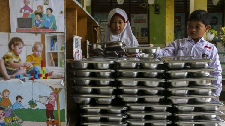 Peste 9.000 de copii intoxicați în Indonezia din cauza meselor școlare gratuite