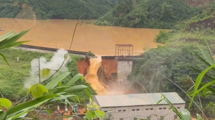 VIDEO Taifun puternic în Vietnam. Un baraj s-a rupt, iar apa a acoperit casele