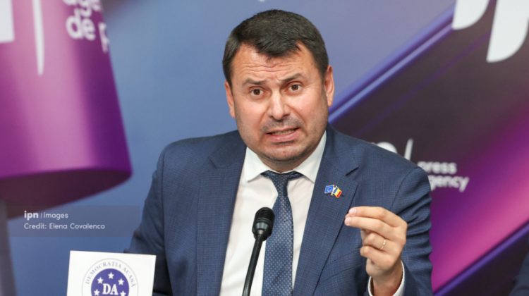 Vasile Costiuc: „Au nevoie de mandatele noastre ca să schimbe Constituția”