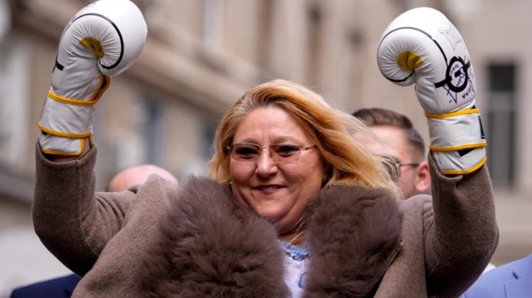 Șoșoacă, după ce s-a întors din Rusia: „Dacă Zelenski îndrăznește să vină în Parlamentul meu, îi rup picioarele”