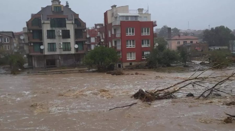 Furtuni puternice în România: Mașini luate de ape în Constanța, drumuri închise și inundații în București