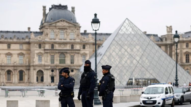Cinci noi arestări în cazul jafului de la Muzeul Luvru. ADN-ul unui suspect ar putea fi proba-cheie