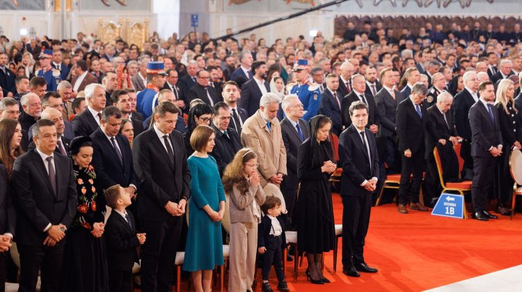 Maia Sandu, prezentă la sfințirea picturii Catedralei Naționale din București. Imagini de la eveniment