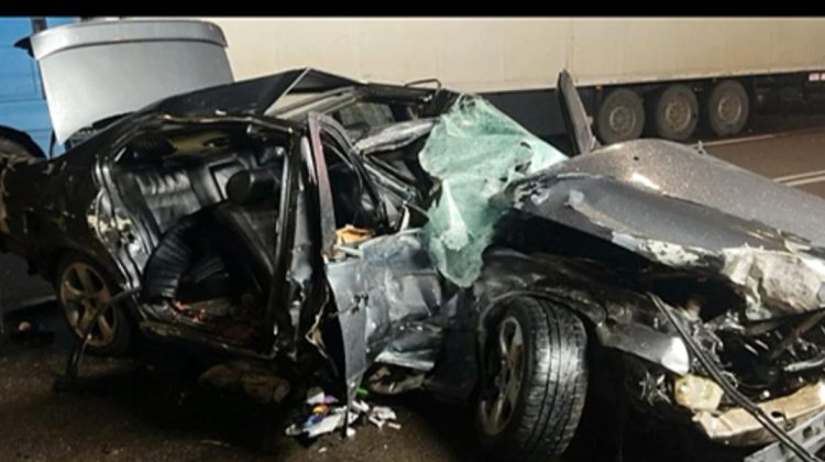 VIDEO Un BMW a ”zburat” într-un camion la Ungheni. Șoferul a murit, iar două persoane au ajuns la spital