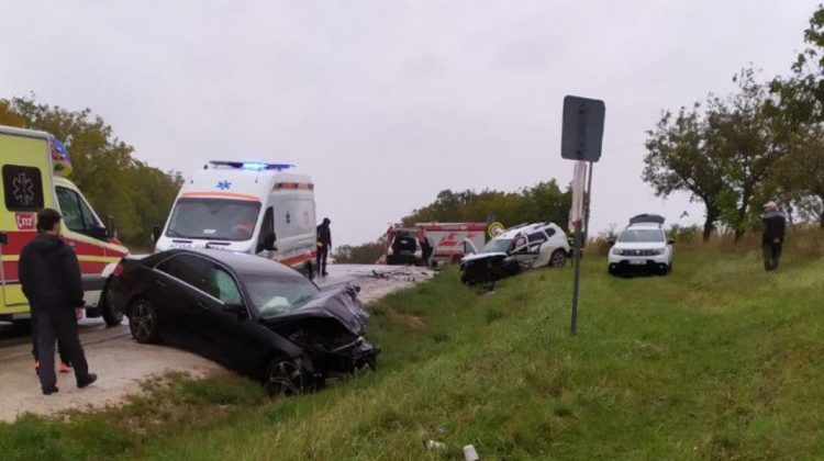 VIDEO Două mașini s-au lovit violent la Glodeni. Polițiștii, pompierii și medicii, prezenți la fața locului
