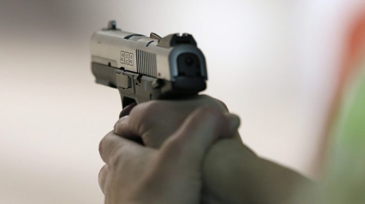 Conflict armat la o piață din Capitală: doi bărbați au ajuns la spital