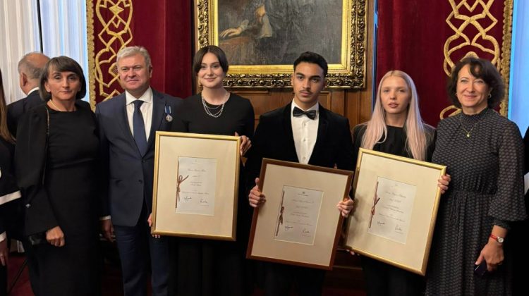 Trei studenți din Republica Moldova au primit burse de excelență din partea Familiei Regale a României