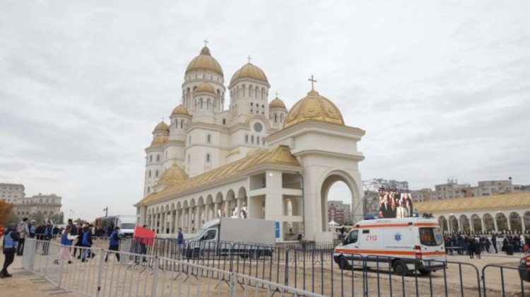 LIVE Mii de credincioși participă la sfințirea picturii din Catedrala Națională din București