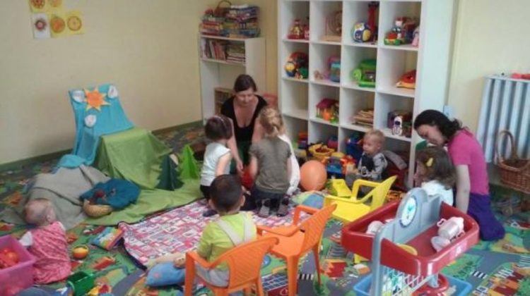 Nicio mamă și niciun copil lăsați fără sprijin: noi standarde pentru centrele maternale