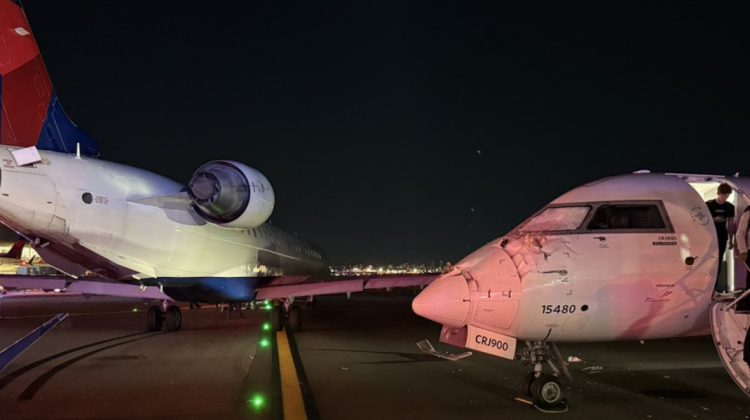 Două avioane s-au ciocnit pe pista aeroportului LaGuardia din New York. Sunt două victime