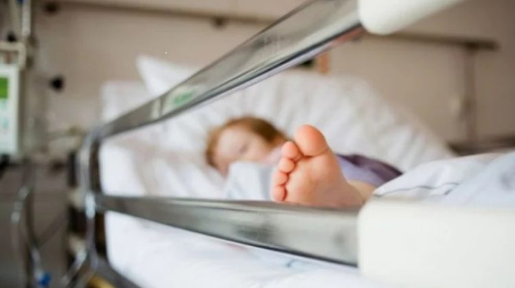 Șocant. Un copil a ajuns în stare gravă la spital cu semne de malnutriție: Cântărea mai puțin de 20 de kg