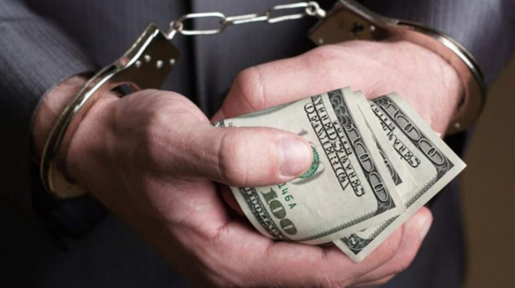 A cerut mită ca să „închidă ochii” la o faptă ilegală: 3 ani de pușcărie pentru un fost polițist