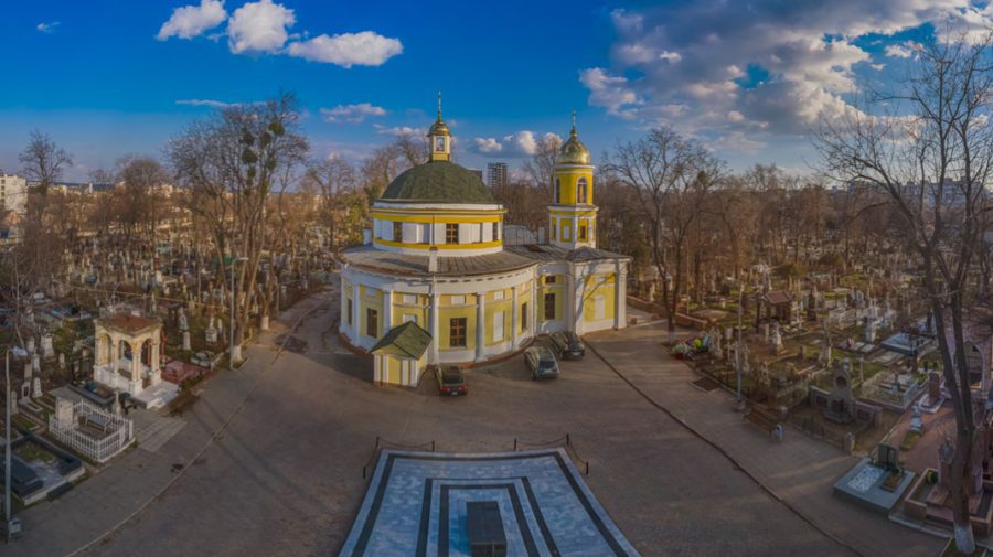 Fără frică de Dumnezeu. A intrat într-o biserică din Chișinău și a furat aurul de pe icoană