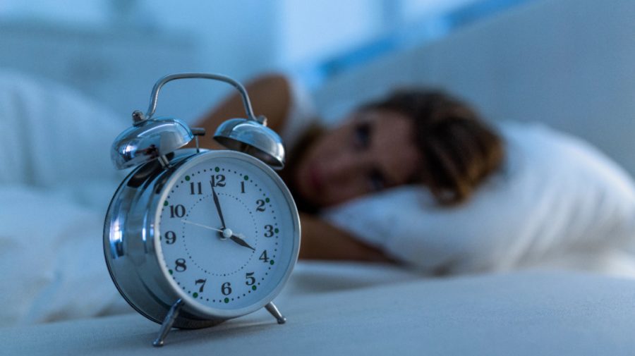 Moldova trece la ora de iarnă în acest weekend. Cum ne afectează somnul și starea de spirit