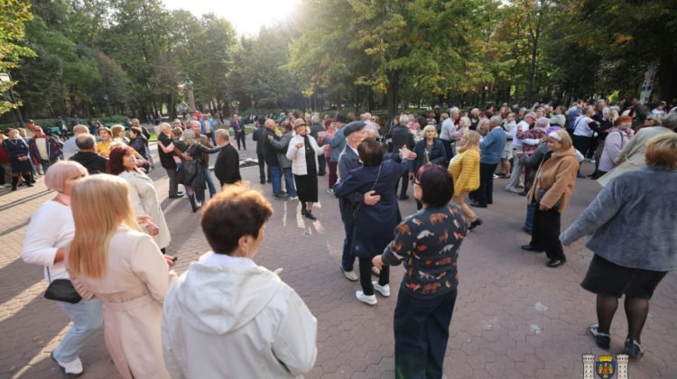 Seniorii din Chișinău, invitați la dans în parcul „Ștefan cel Mare”