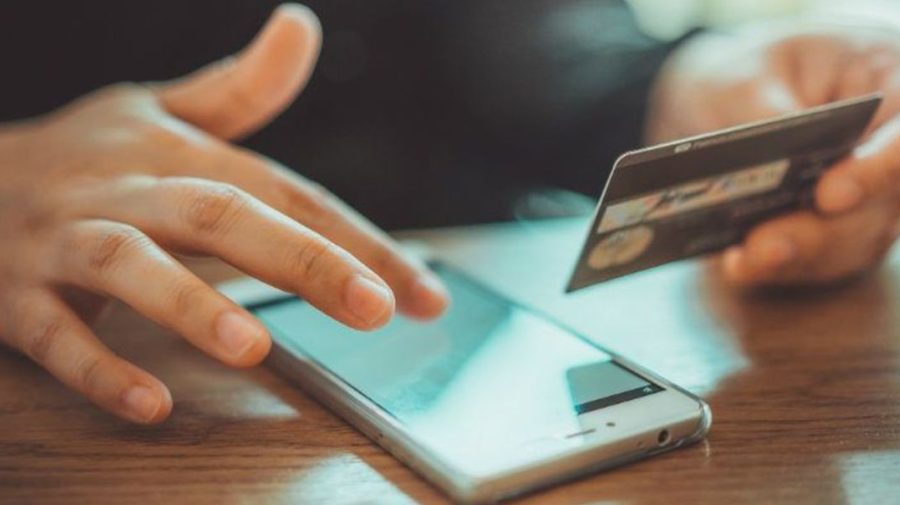 S-a dat drept angajat bancar și a furat peste 168.000 de lei din conturi. Tânăr de 19 ani, reținut