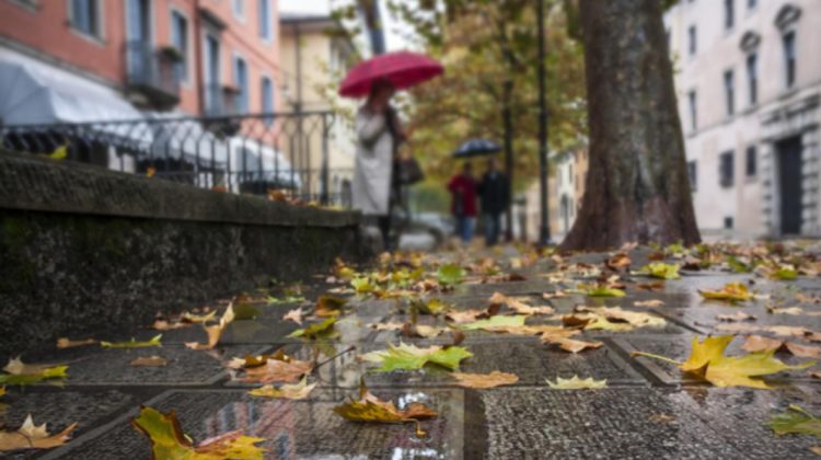 Weekend cu ploi ușoare și temperaturi blânde în toată țara