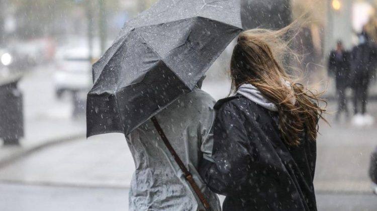 Ploile nu se dau duse. Cât vor mai ține și când revine vremea bună?