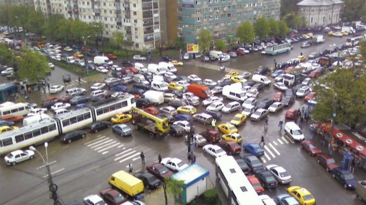 Unele categorii de mașini vor fi interzise în orele de vârf de la București