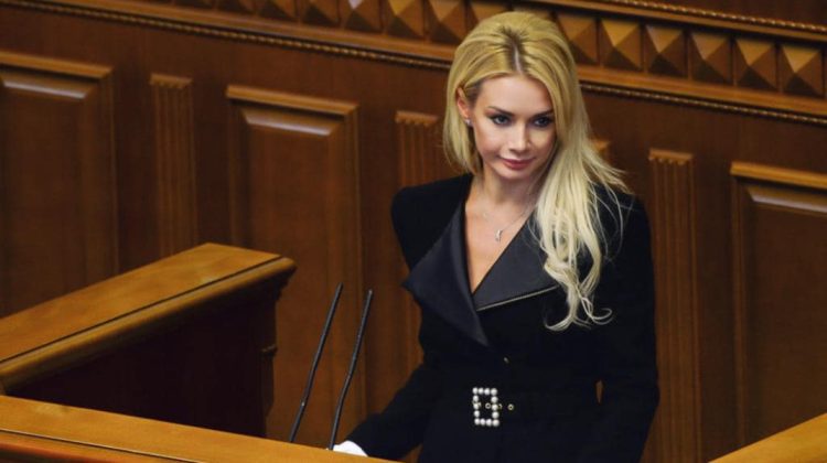 Fosta deputată ucraineană Irina Kormîșkina și familia ei, dați jos din avion pe Aeroportul Chișinău după un incident la bord