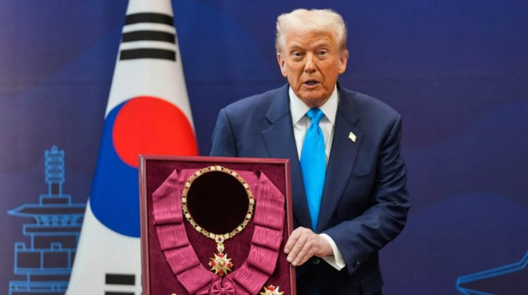 Trump, tratat ca un rege în Coreea de Sud: coroană de aur și distincție de stat