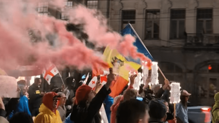 309 zile de proteste în Georgia: Drapelul R. Moldova, zărit la unul dintre ele, simbol al rezistenței în fața lui Putin