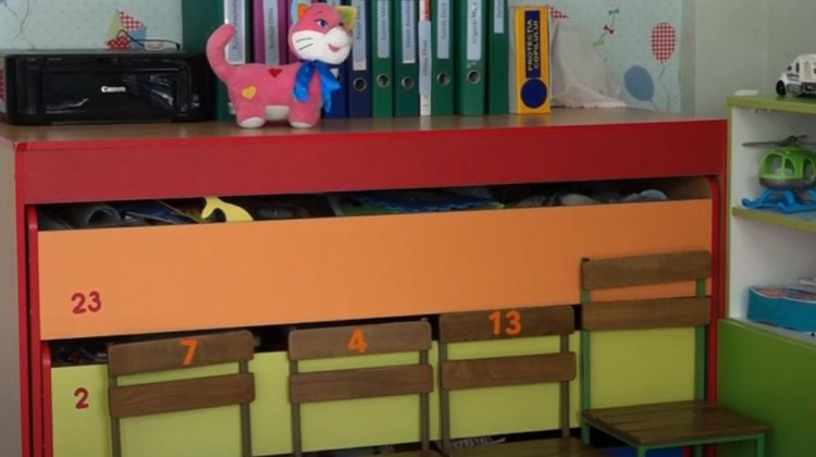 VIDEO Situație dificilă în grădinițele din Bălți: Părinții le aduc copiilor pături și haine groase