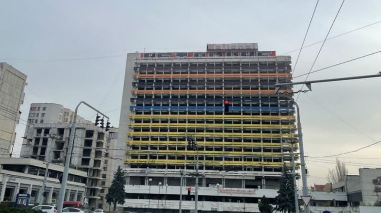 O persoană a fost observată pe acoperișul Hotelului Național. Pompierii au intervenit