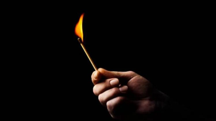 A dat foc concubinei după un scandal: femeia a fost stropită cu benzină și incendiată