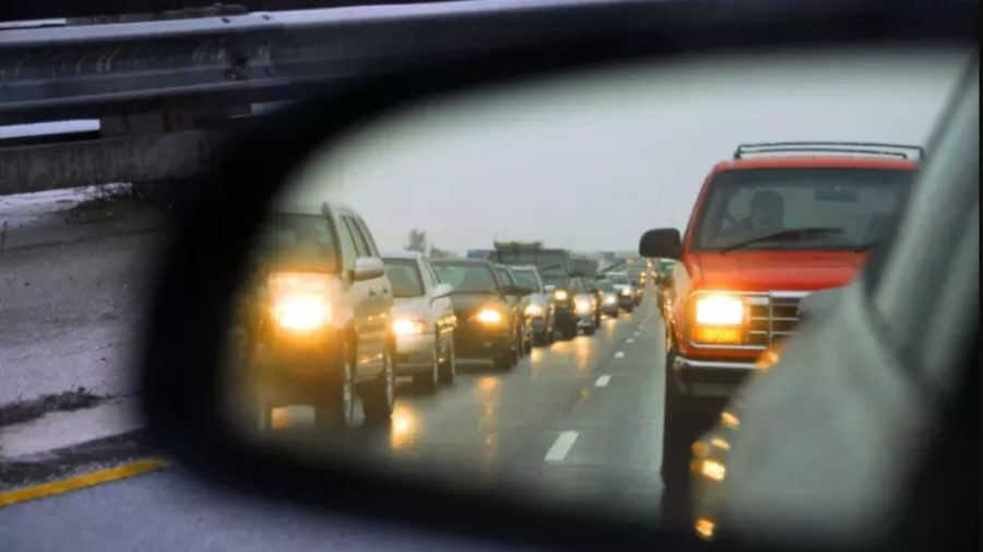 Pentru un trafic mai sigur! De mâine, șoferii sunt obligați să aprindă luminile de întâlnire pe timp de zi