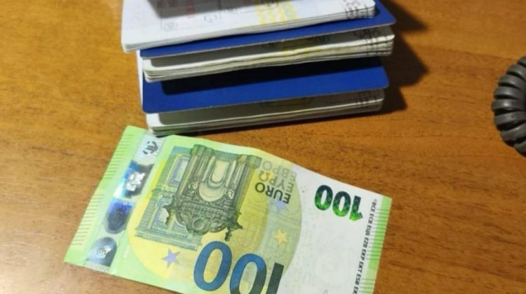 A ascuns bani în pașaport și a spus că sunt „pentru ceai și cafea”. Polițiștii de frontieră au refuzat mita