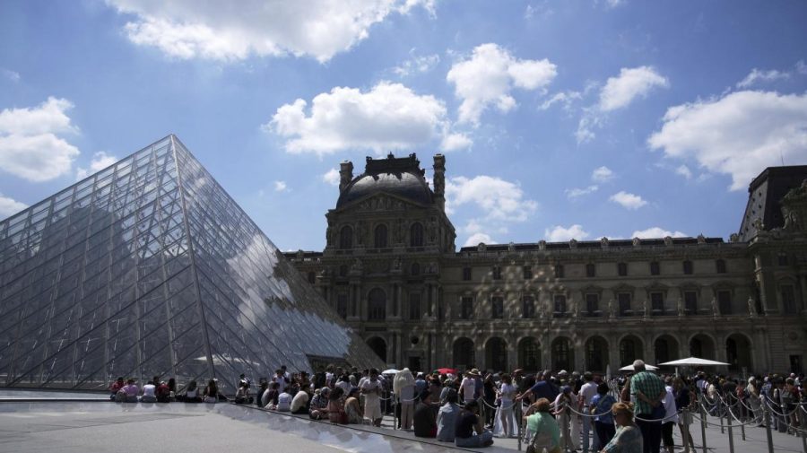 Muzeul Luvru s-a redeschis, la trei zile de la jaful estimat la 88 de milioane de euro