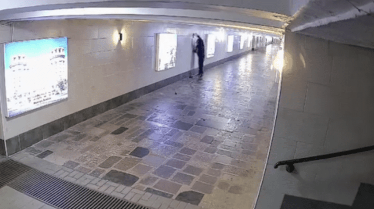 Buiucani: Unui bărbat cu sticla în mână nu i-a plăcut becul din pasaj. Lampa – distrusă. Pretura va apela la Poliție